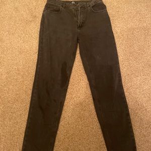 Lightly worn Black BDG high rise mom jeans. size 27